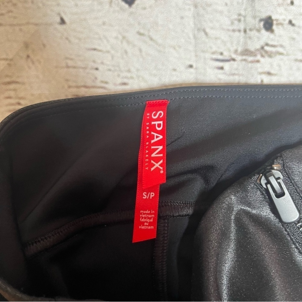 Spanx Hip Zip Faux Leather Leggings Size S - Picture 3 of 6
